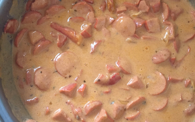 Estrogonofe de salsicha com azeitonas pretas e pimentão