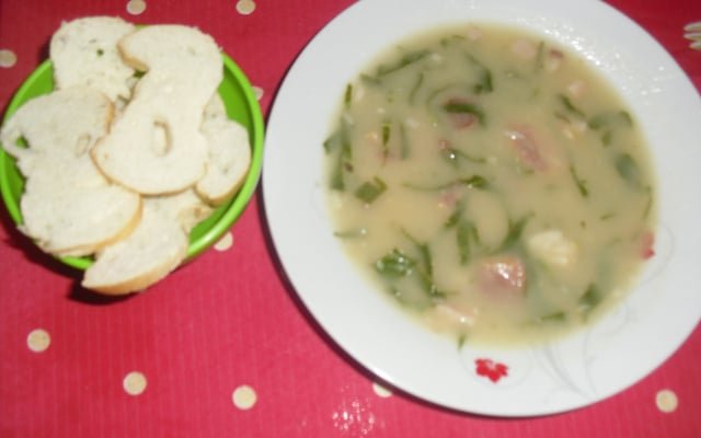 Caldo verde com costelinha de porco
