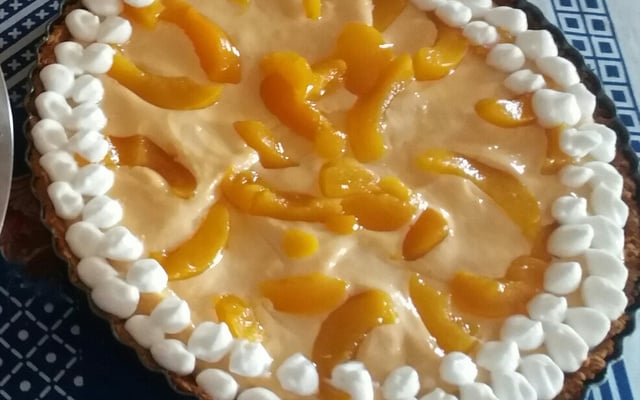 Torta de biscoito triturado com pêssego