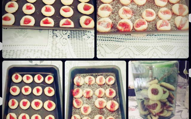 Bolachinhas de maisena com pedaços de goiabada