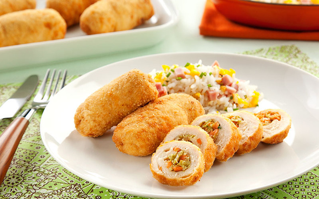 Rolê de frango empanado à primavera