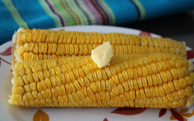 Milho-verde cozido no micro-ondas