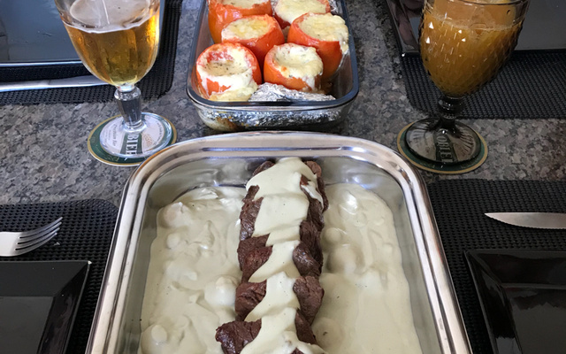 Filé mignon ao molho gorgonzola e tomates recheados