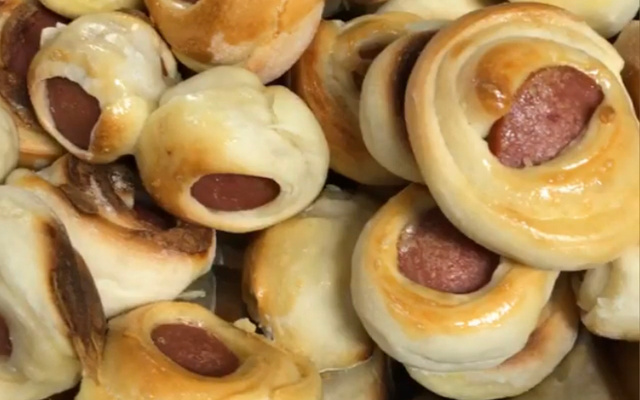 Enroladinho de salsicha muito fácil