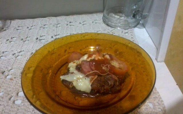 Bife à milanesa recheado com cobertura de calabresa