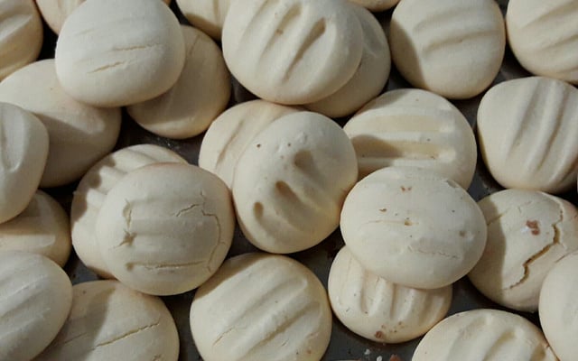 Biscoito de maisena com leite condensado e coco