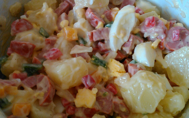 Salada de batatas com salsichas