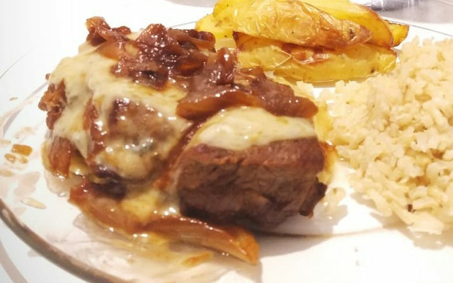 Entrecot acebolado com molho gorgonzola