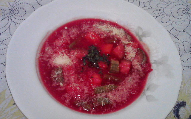 Sopa de legumes com beterraba