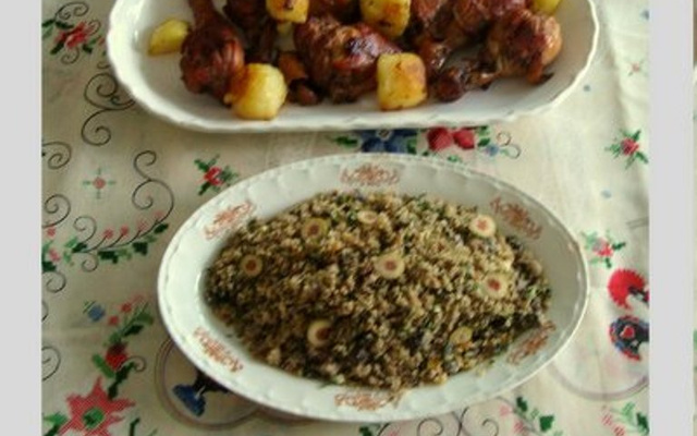 Coxas e sobrecoxas do fogo ao forno, acompanhadas de farofa de passas e maçã