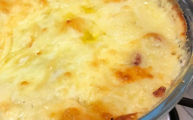 Purê de batatas gratinado com bacon