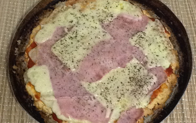 Pizza de presunto com mussarela