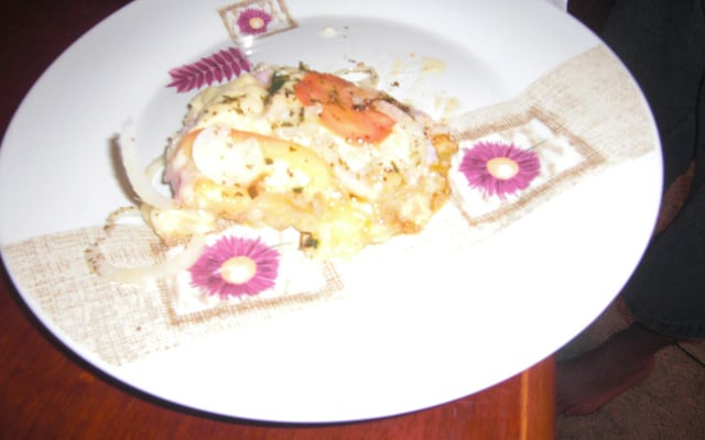 Escondidinho de pizza recheado com carne moída, presunto e queijo