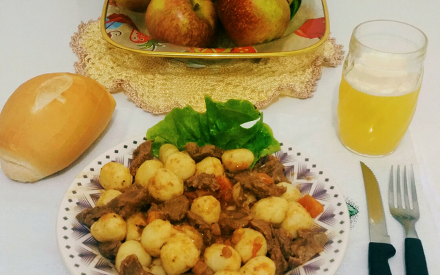 Nhoque de mandioca com ragu de carne seca e queijo coalho