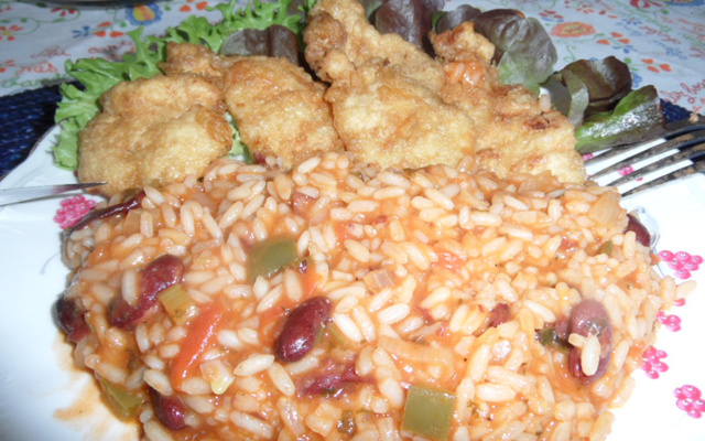 Arroz malandro de feijão com isca de peixe