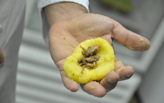 Bolinho de mandioca com recheio de carne seca