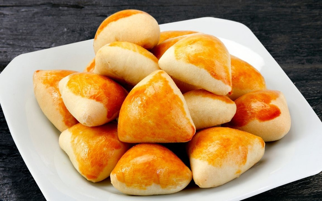 Esfirra de frango sem glúten fechada e douradinha