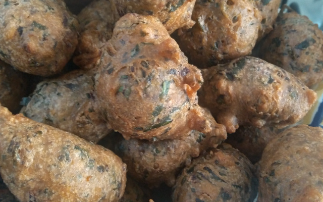 Bolinhos de talinho e folhas de beterraba