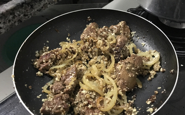 Aperitivo de fígado de galinha