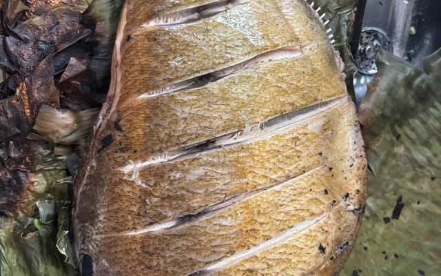 Tambaqui na churrasqueira com folha de bananeira 