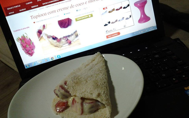 Tapioca com creme de coco e morango