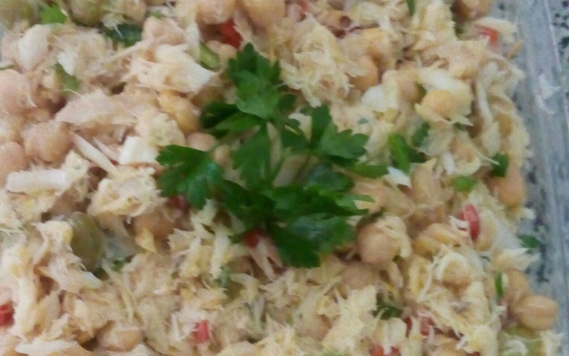 Salada de grão-de-bico com bacalhau