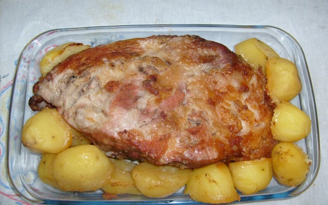 Paleta suína com batata ao forno
