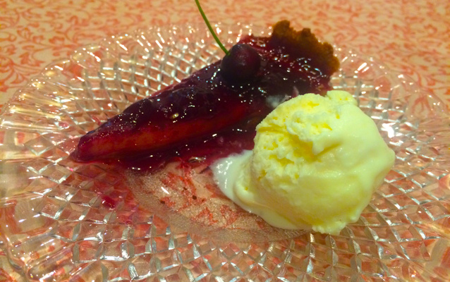 Torta de cream cheese com geleia de jabuticaba