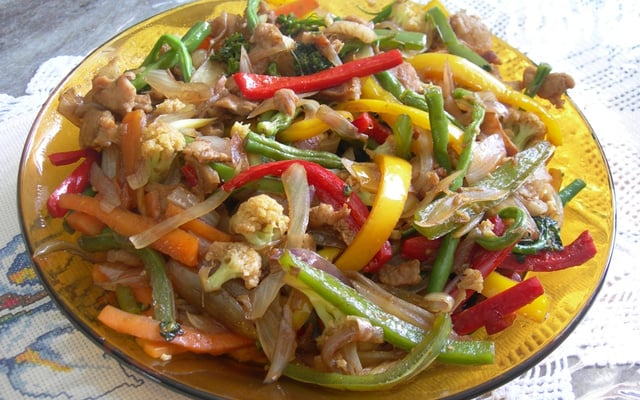 Lombo de porco com legumes em tiras
