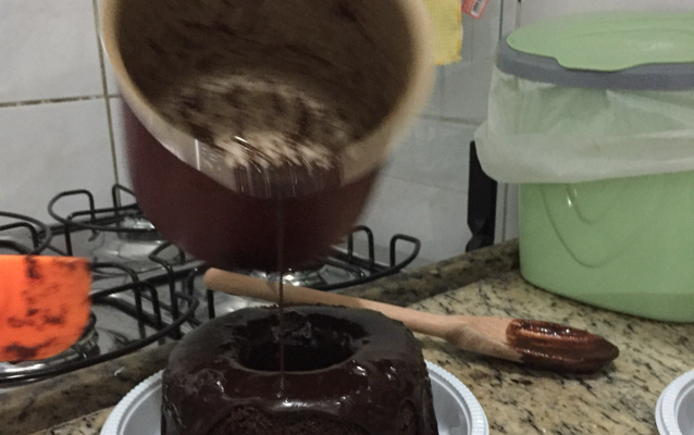 Cobertura de chocolate simples e gostosa