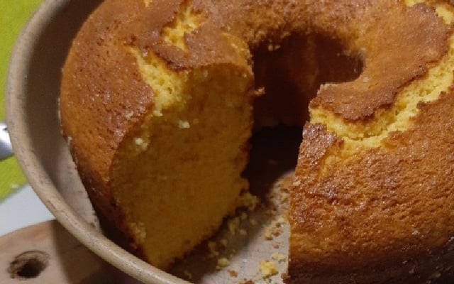 Bolo de farinha de milho no liquidificador