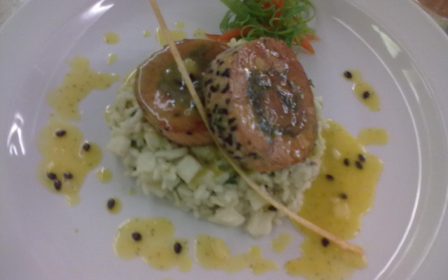 Medalhão de salmão com recheio de rúcula e tomate seco acompanhado de risoto de palmito de queijo gorgonzola.