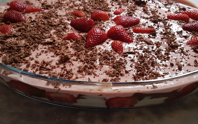Pavê mousse de morango e chocolate da Taí