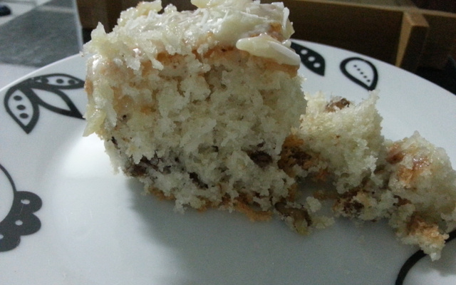 Bolo de coco com nozes