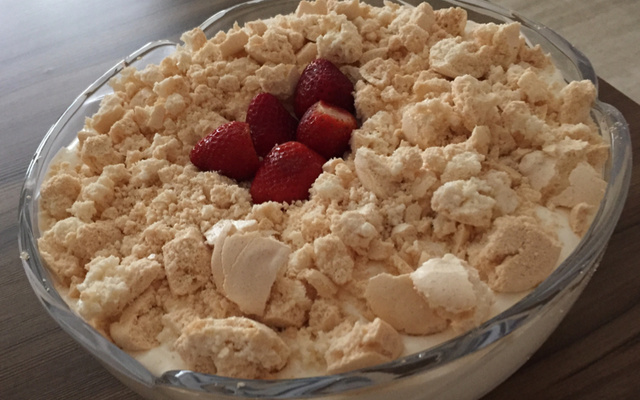 Surpresa de morango com suspiros