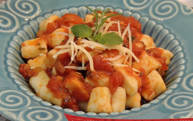 Nhoque ao molho sugo com alecrim