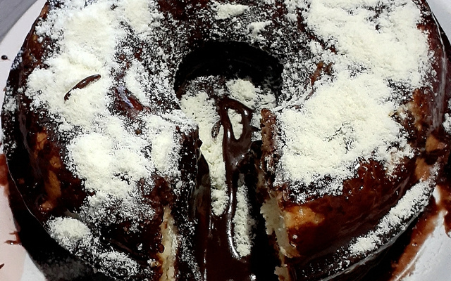 Bolo vulcão de leite em pó com creme de avelã