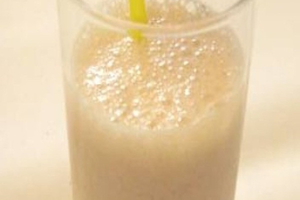Vitamina de Ades frapê de coco, abacaxi e morangos