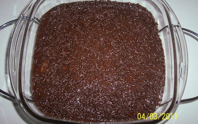 Bolo de baunilha com gotas de chocolate e cobertura (super fofo)