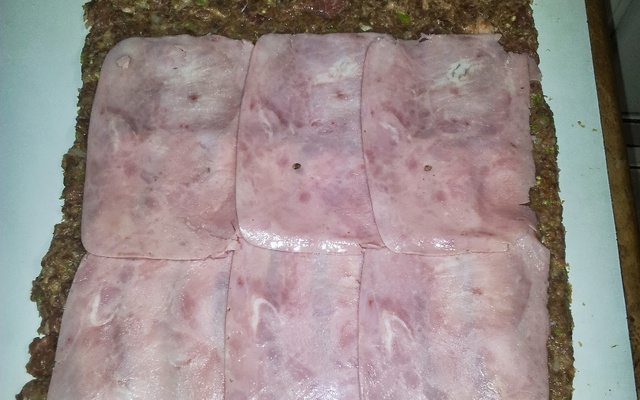 Rocambole de carne moída com linguiça