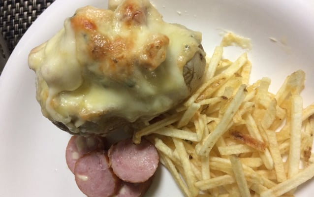 Batata recheada ao molho de queijo com frango