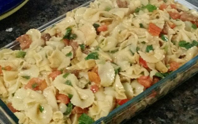Macarrão com tomate e rúcula