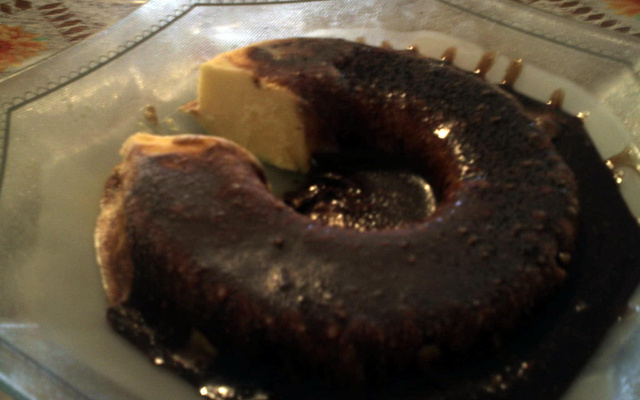 Sorvete de leite condensado com calda de chocolate