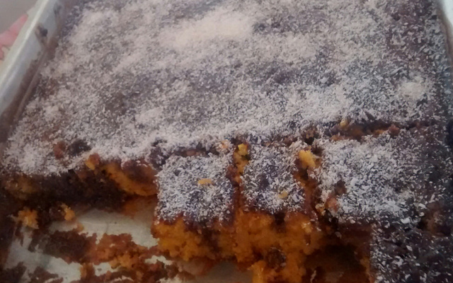 Bolo de cenoura com calda de chocolate que derrete na boca
