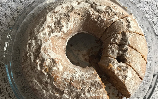 Bolo simples de coco com cobertura de chocolate (muito fácil)