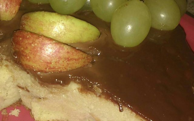 Bolo de banana com cobertura de chocolate