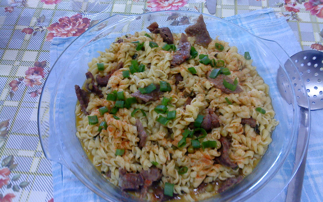 Macarrão com carne rapidinho