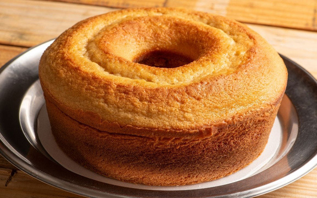 Bolo sem glúten de laranja e canela desenformado