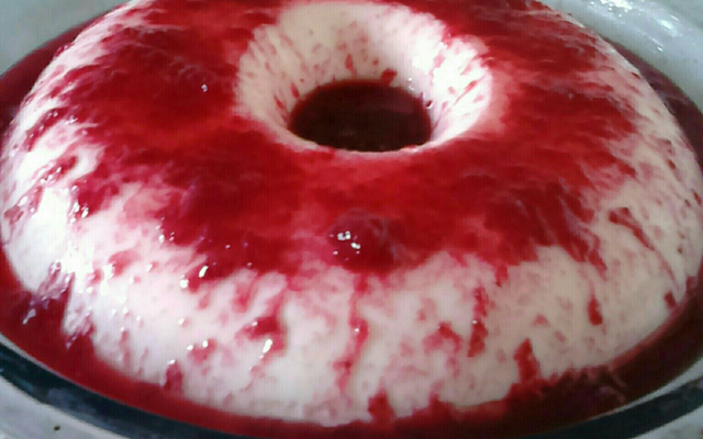 Flan de iogurte natural com calda de morango