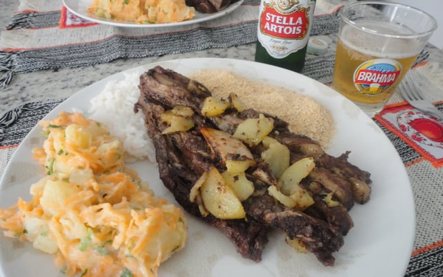 Costela ao bafo com alho e batatas